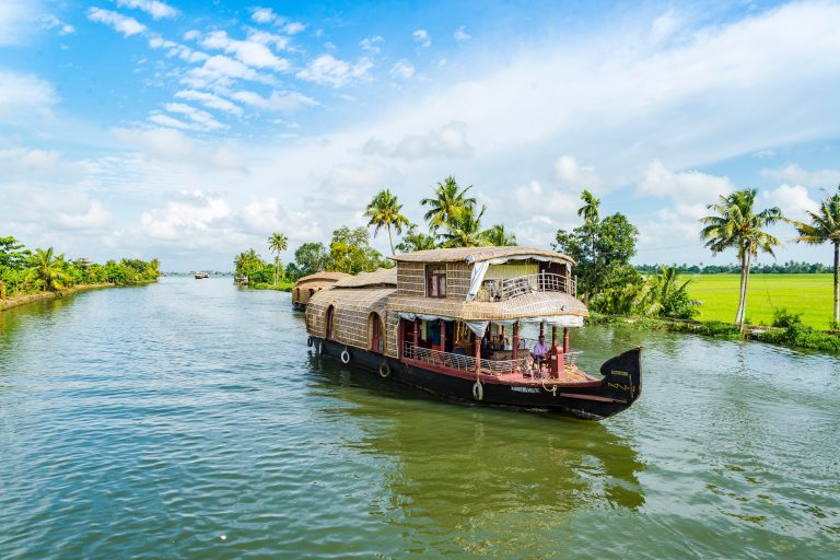 “Exploring the Enchanting Beauty of Kerala: A Journey Through Nature’s Paradise”